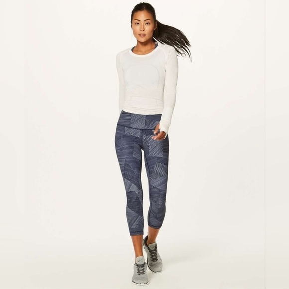 LN - Lululemon Wunder Under Crop - 21” hi rise - etch hail midnight - size 4 - Picture 2 of 8